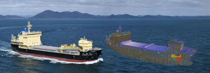 Suuri laiva purjehtii merellä, ja sen vieressä on digitaalinen 3D-malli samasta aluksesta, ja taustalla on vuoria.