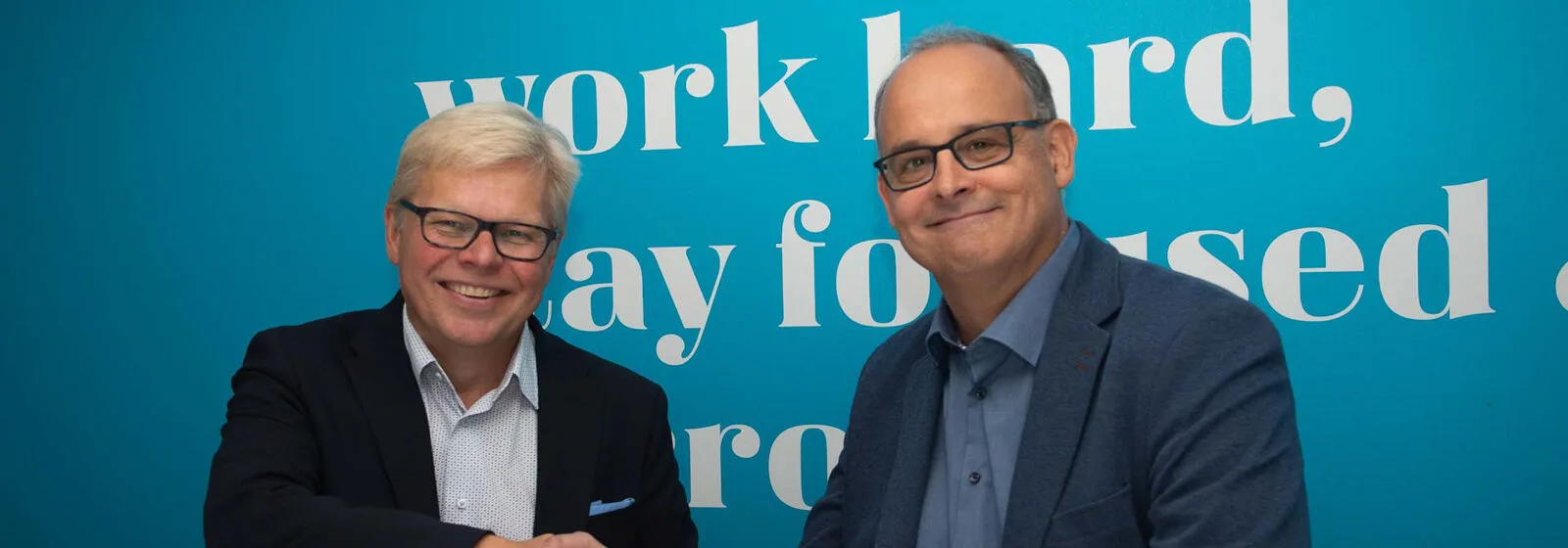 Jukka Rantala and Jyrki Metsola shaking hands