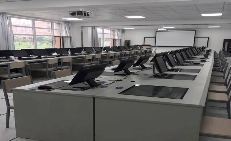 Cadmatic lab - Large room with workstations