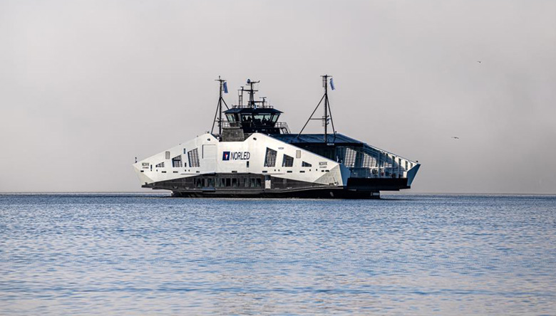 Hydra at the sea