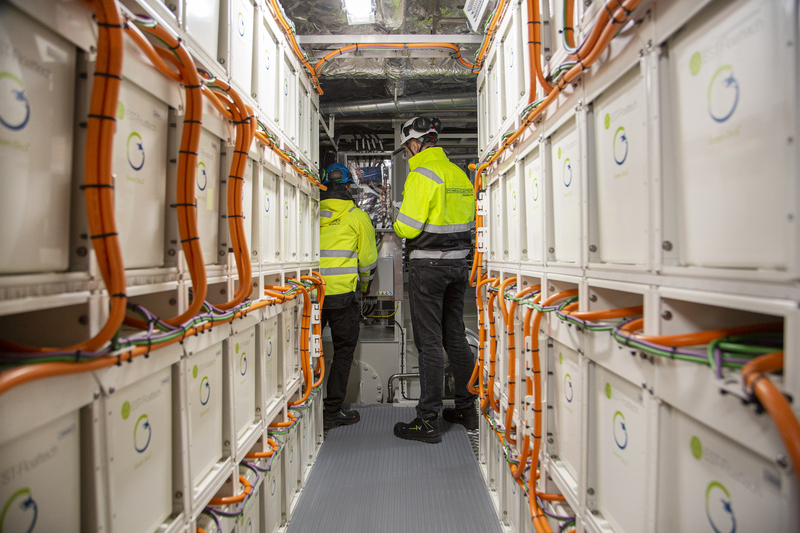 Sähköasennustyö laivassa